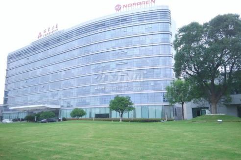 5号线颛桥站,丽琴大厦,精装修带隔断朝东南600平,租1.